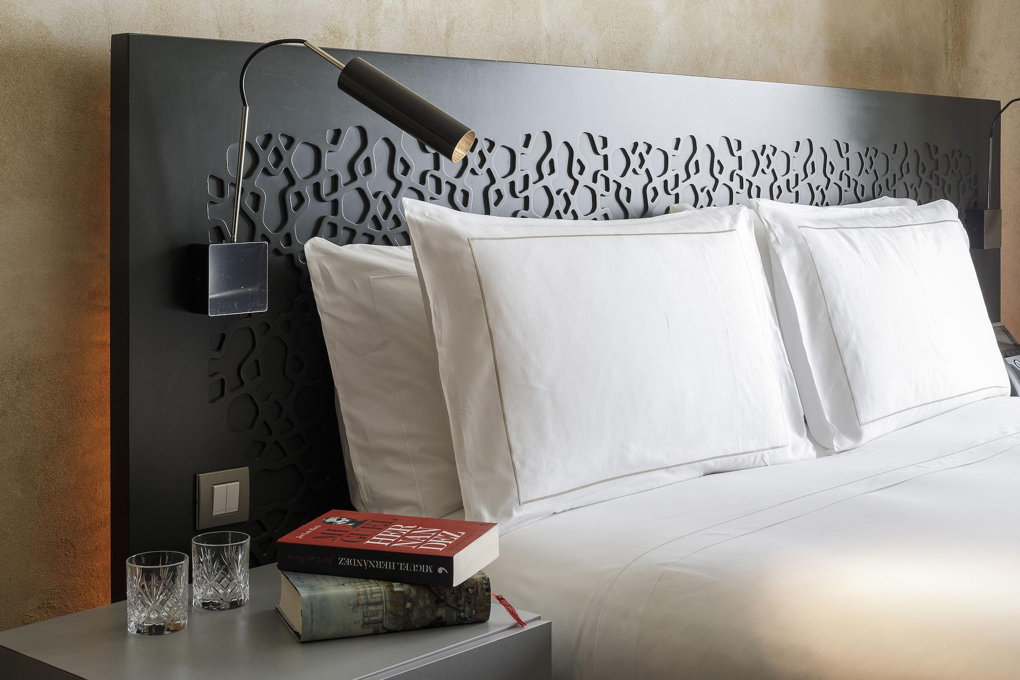 Eme Catedral Mercer Hotel Sevilla Exteriér fotografie A room at the hotel