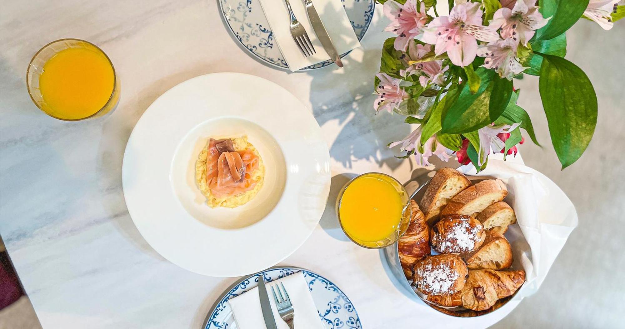 Eme Catedral Mercer Hotel Sevilla Exteriér fotografie A breakfast at the hotel