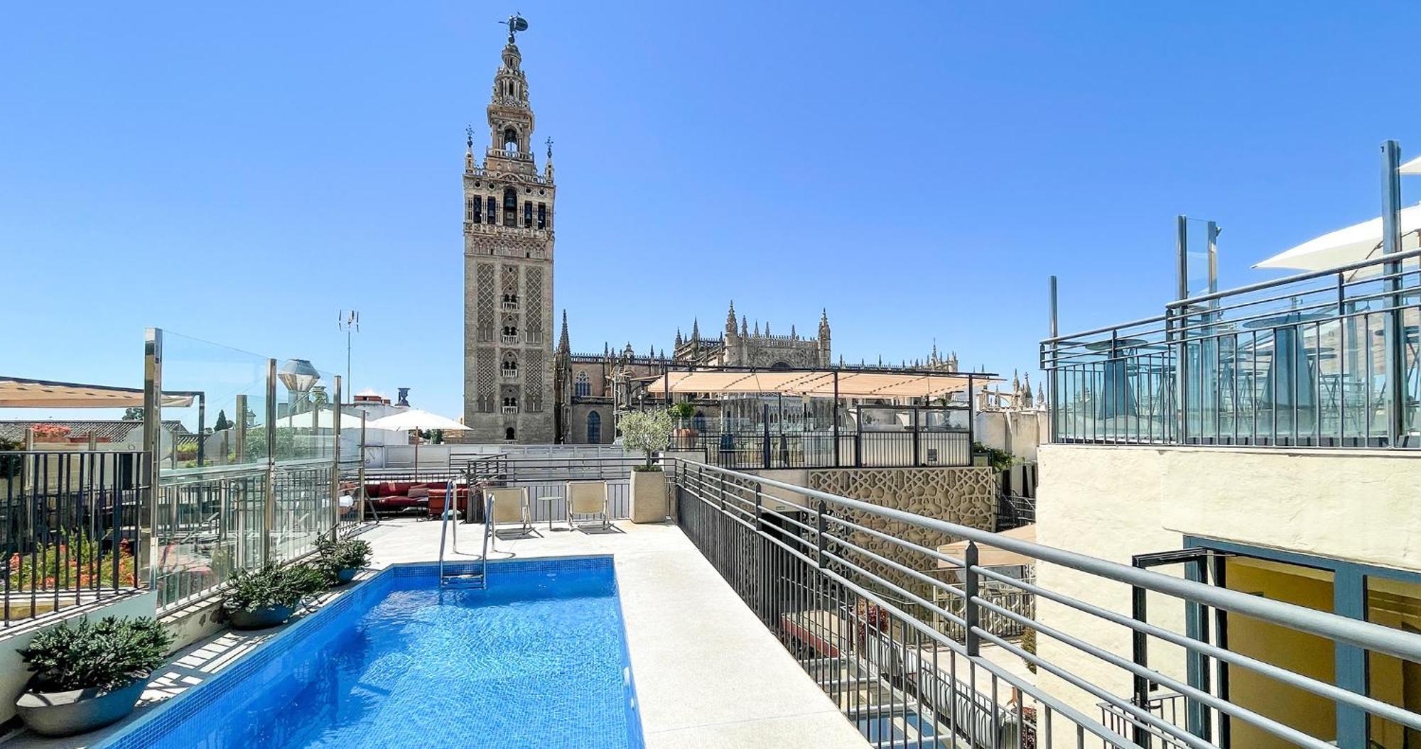 Eme Catedral Mercer Hotel Sevilla Exteriér fotografie Rooftop pool at Hotel Granada Center