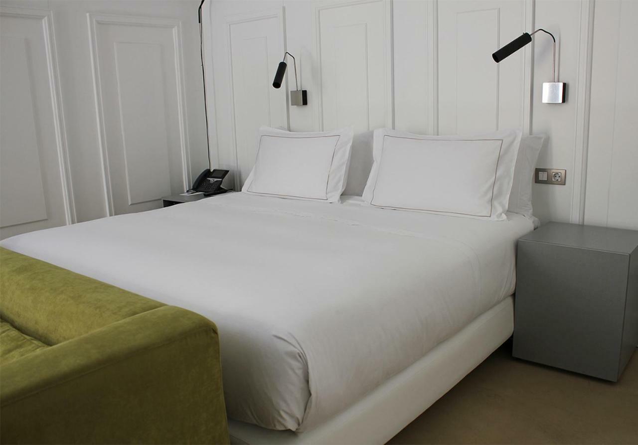 Eme Catedral Mercer Hotel Sevilla Exteriér fotografie A bed with a duvet