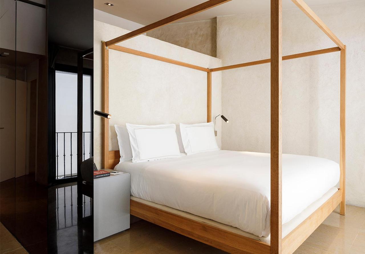 Eme Catedral Mercer Hotel Sevilla Exteriér fotografie A four-poster bed