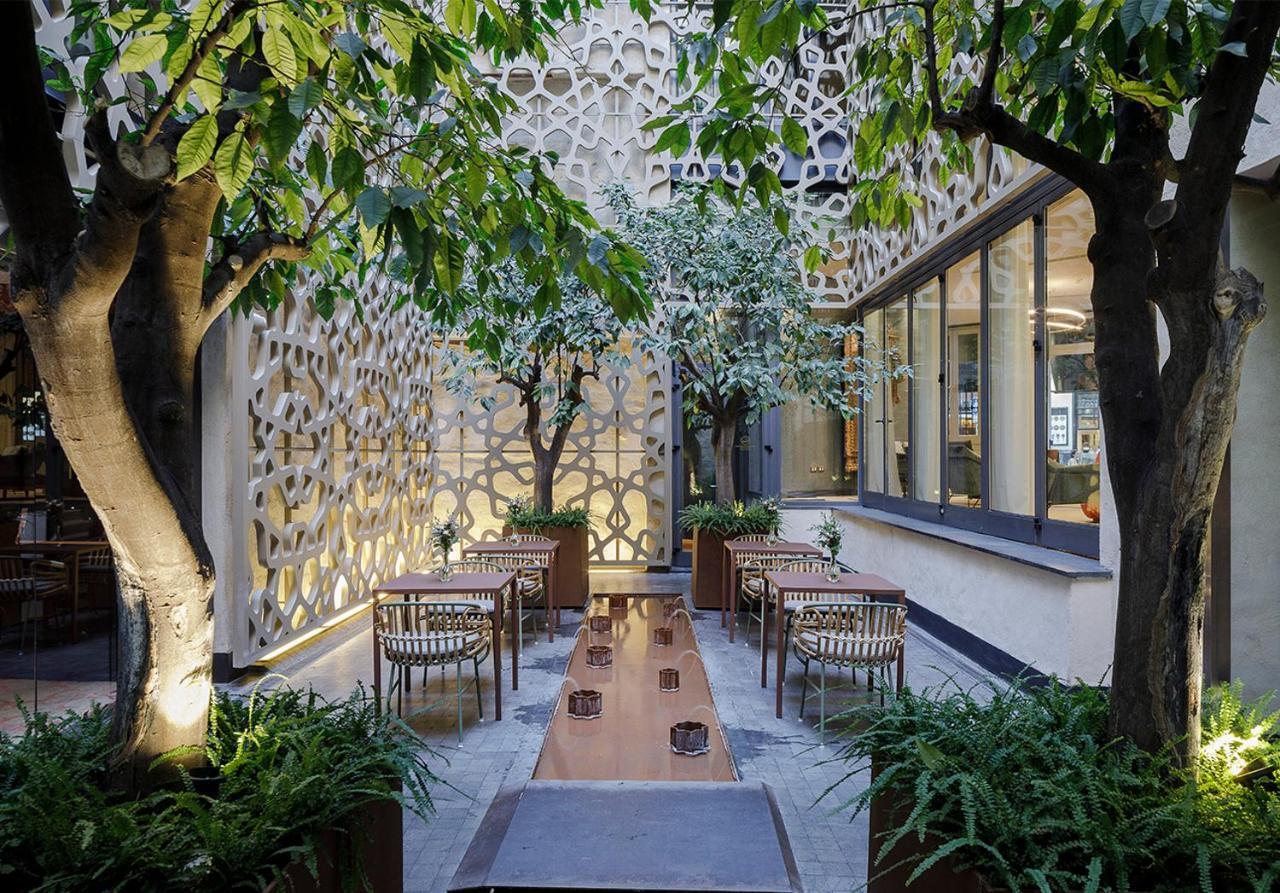 Eme Catedral Mercer Hotel Sevilla Exteriér fotografie The courtyard at the hotel