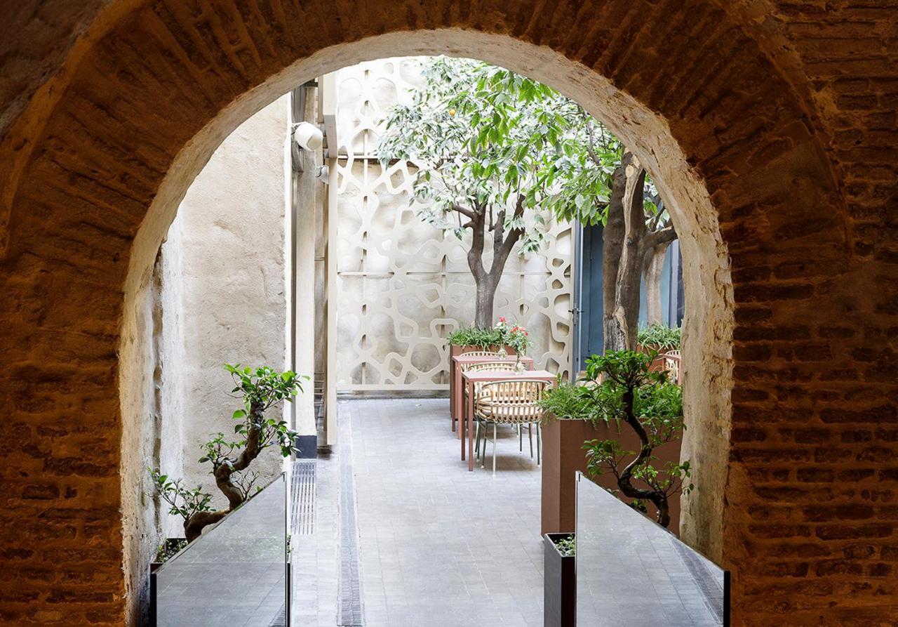Eme Catedral Mercer Hotel Sevilla Exteriér fotografie The courtyard of the museum