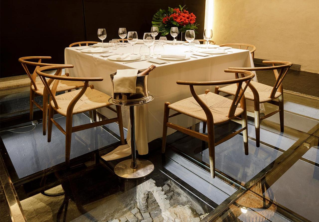 Eme Catedral Mercer Hotel Sevilla Exteriér fotografie Ch24 chairs at the Mandarin Oriental, Hong Kong