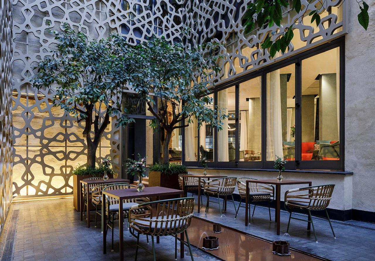 Eme Catedral Mercer Hotel Sevilla Exteriér fotografie The courtyard of the hotel
